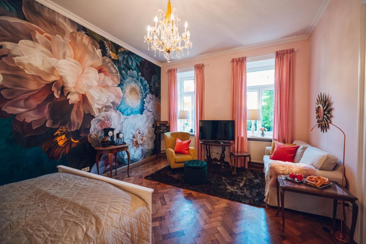 Leuhusen Boutique Vienna, * Wien